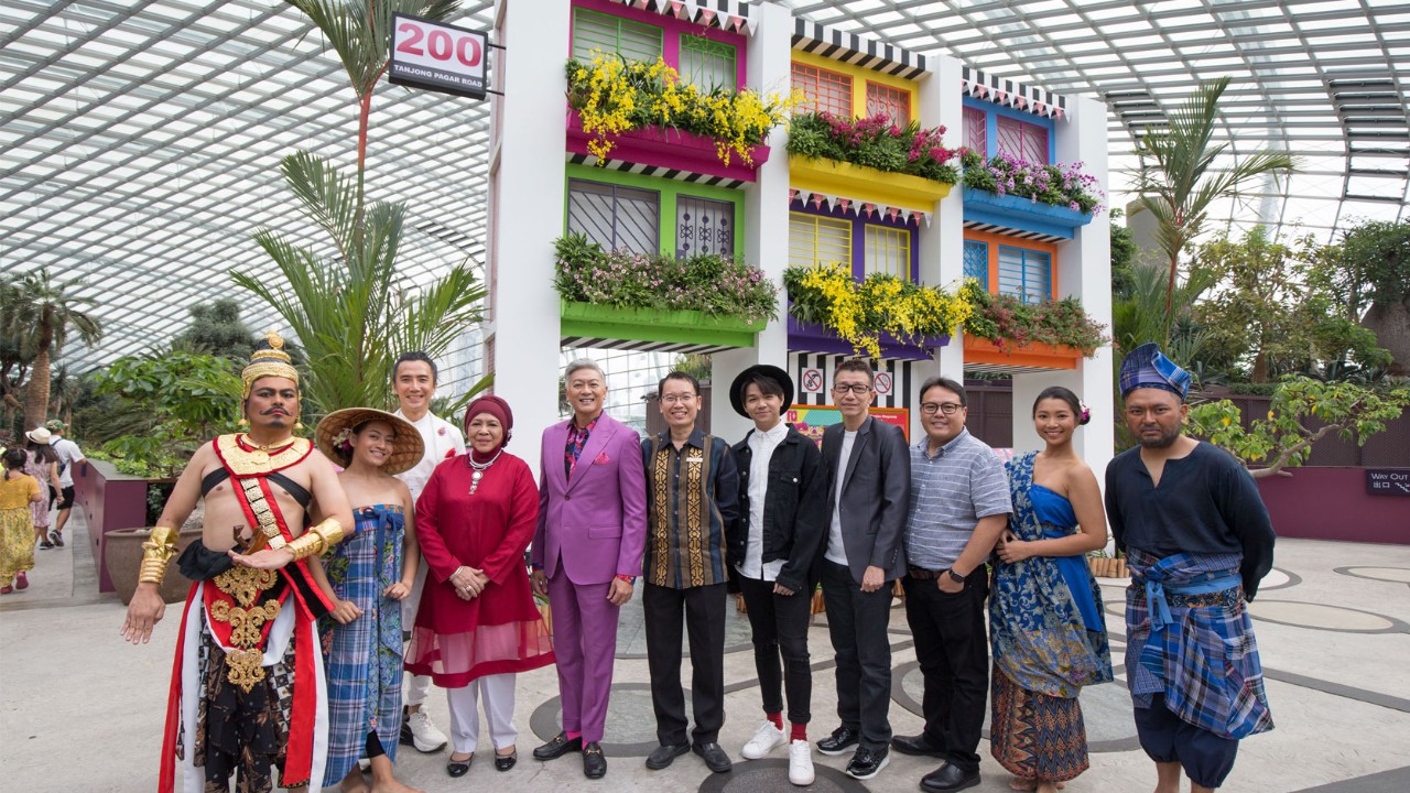 Legends of Singapore performers flanking (L-R) Yang Derong; Rahimah Rahim; Dick Lee; Gardens by the Bay’s CEO Felix Loh; Jarrell Huang; Dick Lee Asia’s Chief Operations Officer Edwin Koh; Gardens by the Bay’s Senior Director of Conservatory Operations Andy Kwek