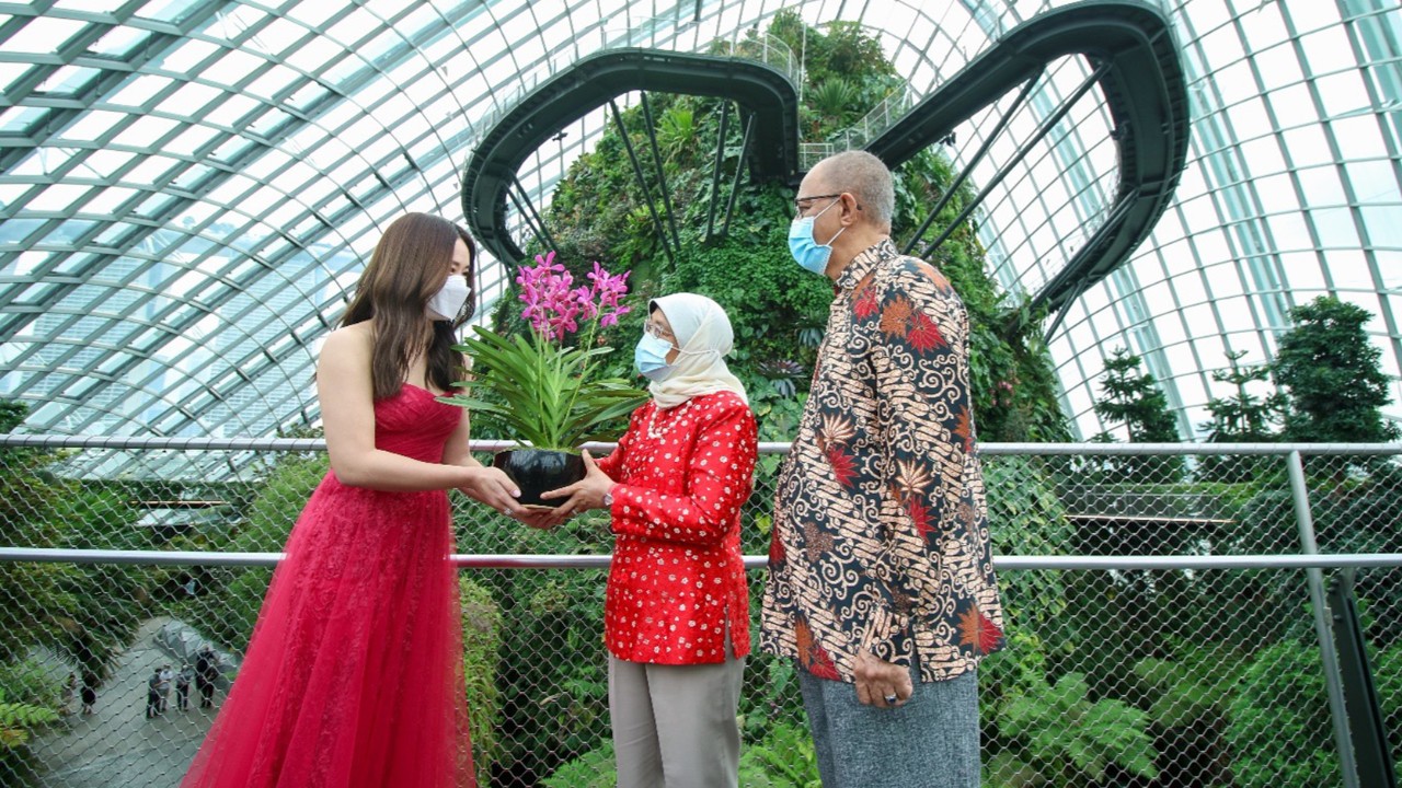 Mediacorp actress Rebecca Lim presenting an Aranda ‘Gardens by the Bay’ orchid to President Halimah Yacob and Mr Mohamed Abdullah Alhabshee during the recording of the Gardens by the Bay and Mediacorp National Day Concert
