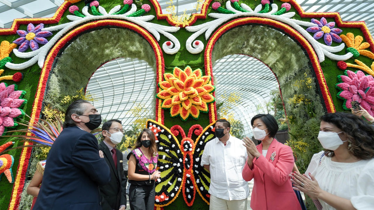 (From left) The Ambassador of Mexico to Singapore His Excellency Agustin García-López Loaeza, Gardens by the Bay CEO Felix Loh, floral arch master artisan Mario Arturo Aguilar Gutierrez (in white shirt) and Senior Minister of State, Ministry of Foreign Affairs and Ministry of National Development Sim Ann at the launch of the Hanging Gardens – Mexican Roots floral display in Flower Dome.